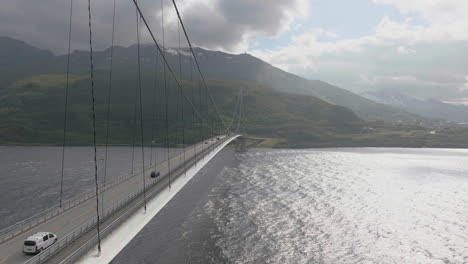 Coches-Que-Viajan-Por-El-Puente-Halogaland-De-Suspensión-Atirantada-En-Narvik,-Noruega,-Antena