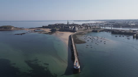 Môle-des-Noires-lighthouse-with-Saint-Malo-in-background,-Brittany-in-France