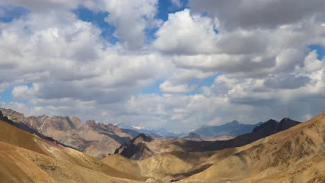 Vista-Del-Cielo-Azul-De-La-Montaña-Y-La-Sombra-De-Las-Nubes-En-Las-Montañas-Ladakh,-Jammu-Y-Cachemira,-India