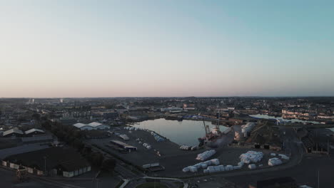 Industriegebiet-Saint-Malo-Bei-Sonnenuntergang,-Bretagne-In-Frankreich,-Himmel-Für-Kopierraum