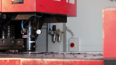 CNC-Plasmaschneider-Für-Metall-In-Betrieb-Vorderansicht