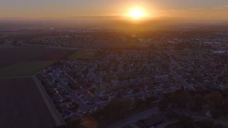 Goldener-Sonnenaufgang-über-Der-Landwirtschaftlichen-Innenstadt-Von-King-City-In-Monterey-County,-Kalifornien,-Vereinigte-Staaten