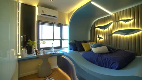 Stilvolles-Blaues-Schlafzimmer-Mit-Waldekoration-An-Der-Wand,-Schlafzimmer-Mit-Ozeanthema,-Keine-Menschen