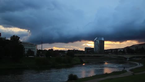 Sonnenuntergang-Wolken-über-Der-Brücke-Und-Dem-Fluss-Neris-In-Der-Hauptstadt-Vilnius,-Litauen,-Baltikum,-Europa-4