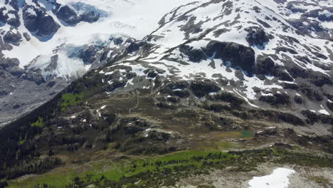 Berglandschaft-Bei-Pemberton-Wiesen-Auf-Dem-Zuckerhut-Gipfel-Im-Pazifischen-Gebirge-Luftdrohnenaufnahmen-British-Columbia-Kanada-4k