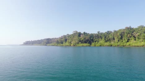 Blick-Auf-Eine-Der-Vielen-Andamaneninseln-Vom-Meer-Aus