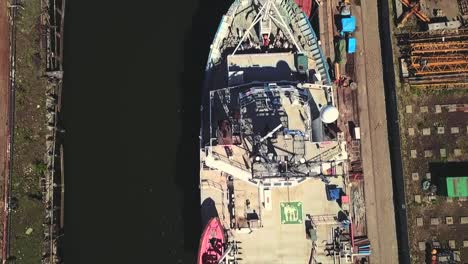 Drone-Volando-Sobre-Un-Gran-Barco-En-El-Astillero