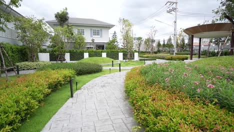 Clean-and-Tidy-Modern-Garden-WIth-Stone-Walking-Lane-1