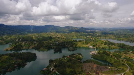 Vista-Aérea-Del-Embalse-De-Guatape-De-Lapso-De-Tiempo-Cerca-De-Medellín-Colombia-Paraíso-Natural-Piedra-Del-Penol