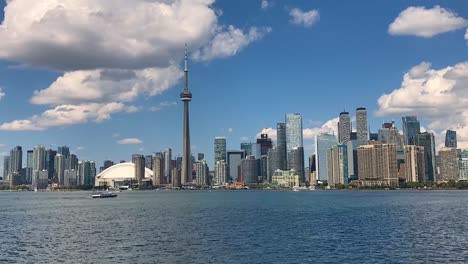 Epischer-Toronto-Hyperlapse-Der-Skyline-Der-Innenstadt-Mit-Wolken-Um-Den-Cn-Tower-Und-Boote-Im-Geschäftigen-Hafen