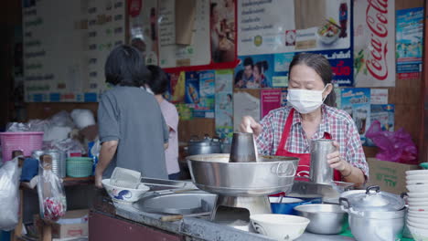 Street-Food-Vendor-Serving-Native-Thai-Cuisine-In-Bangkok,-Thailand