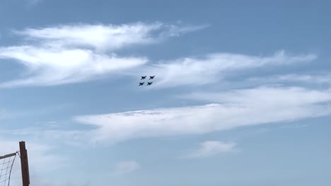Vier-Blue-Angel-Jets-Fliegen-In-Formation-über-Die-Grand-Traverse-Bay-In-Traverse-City,-Michigan