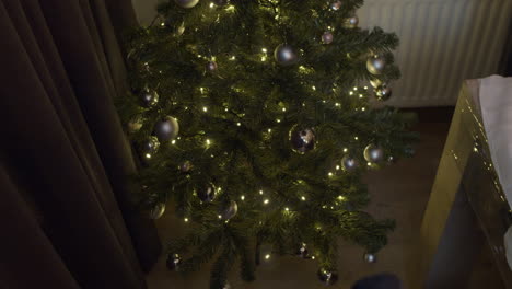 Weihnachtsbaum-Mit-Lichtern,-Neigung,-Handheld,-Breit