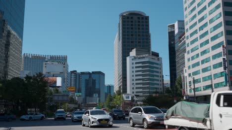 Fahrzeuge,-Die-Bei-Tageslicht-In-Der-Sejong-Daero-Straße-In-Der-Nähe-Des-Rathauses-Von-Seoul-In-Südkorea-Fahren
