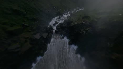Vuelo-Fpv-Sobre-Las-Cataratas-De-Tequendama-Que-Fluyen-Hacia-El-Río-Rocoso-En-Columbia