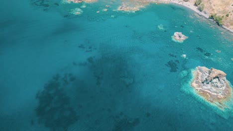 Luftaufnahme-Der-Südküste-Kretas-Mit-Türkisfarbenem-Wasser-Und-Wunderschöner-Landschaft-1