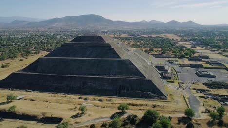 Temple-of-the-sun-Pyramid,-at-the-Aztec-Ruins-National-Monument,-in-sunny-Teotihuacan,-Mexico---Aerial-view