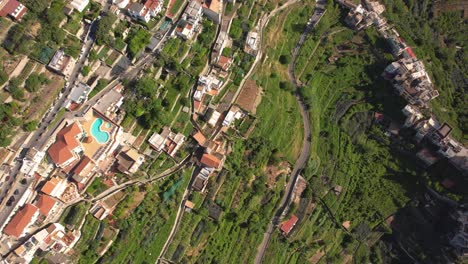 Drone-Volando-En-Movimiento-Circular-Con-La-Cámara-Inclinada-Hacia-Abajo-Sobre-Un-Pueblo-De-Montaña-En-La-Costa-De-Amalfi-En-Italia-En-4k
