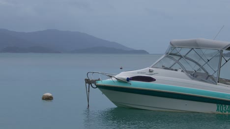 Ein-Boot-Auf-Einer-Tropischen-Insel-In-Der-Nähe