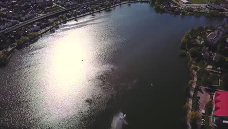 Drohne-Fliegt-Einen-See-Hinauf