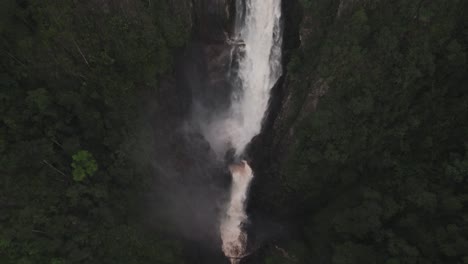 Cascada-Salto-De-Bordones-Que-Fluye-Hacia-Abajo-En-El-Acantilado-De-La-Montaña-En-El-Parque-Nacional-Natural-Purace-En-Huila,-Colombia