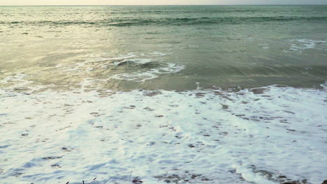 Der-Schaum-Entsteht-Durch-Die-Gezeiten-Des-Meeres,-Die-Das-Ufer-Des-Zorritos-strandes-In-Tumbes,-Peru,-Anspülen