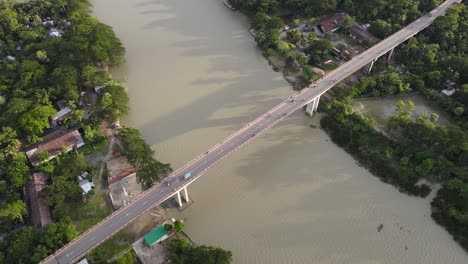 Luftaufnahme-Der-Brücke,-Die-Die-Dörfer-Am-Flussufer-Aus-Zwei-Distrikten-In-Bangladesch-Verbindet
