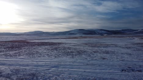 Fliegen-über-Schneebedecktes-Feld-Im-Winter-In-Kanada-Während-Des-Sonnenuntergangs