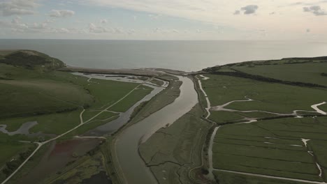Blick-Auf-Das-Cuckmere-Valley-Und-Den-Cuckmere-River,-Der-Sich-In-Der-Nähe-Von-Eastbourne-Und-Seven-Sisters-In-East-Sussex-Zum-Meer-Schlängelt