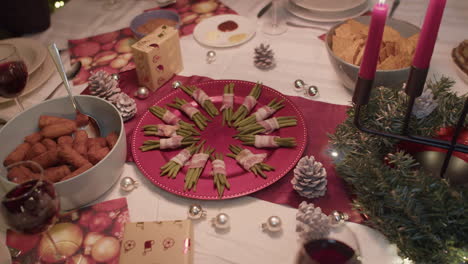 Cena-De-Navidad,-Judías-Verdes-Con-Tocino,-De-Mano,-Medio,-Foco