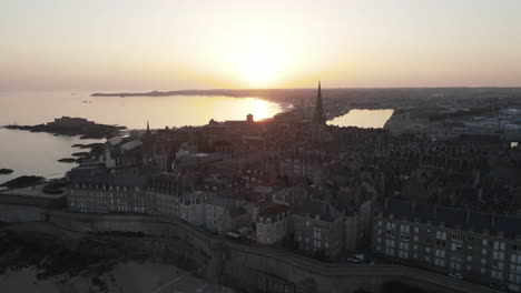 Stadtbild-Von-Saint-malo-Bei-Sonnenuntergang,-Bretagne-In-Frankreich-1