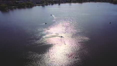 Drohne,-Die-über-Schwimmenden-Booten-Fliegt