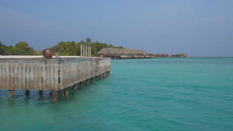 Dock-Des-Malediven-Resorts-Mit-Overwater-Bungalows-Im-Hintergrund