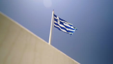 Bandera-Griega-Ondeando-Con-Fondo-De-Cielo-Azul