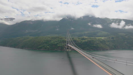 Enorme-Puente-Hardanger,-Conectando-Dos-Túneles,-Noruega.-Europa
