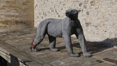 Chained-statue-of-bear-in-the-Tower-of-London,-side-view