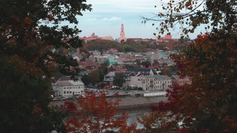 Luftaufnahme-Der-Stadt-Kaunas-Mit-Goldenen-Herbstbäumen-An-Der-Seite-Des-Videos-Und-Der-Auferstehungskirche-Christi-In-Der-Mitte-Der-Aufnahme