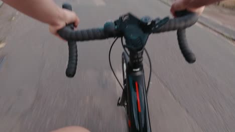 Pendlerradfahren-Mit-Auf-Der-Brust-Montierter-Action-Kamera-In-Zeitlupe