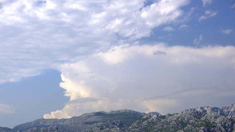 4K-UHD-Zeitraffer-Einer-Sturmwolke,-Die-Sich-über-Dem-Velebit-Gebirge-In-Kroatien-Bildet