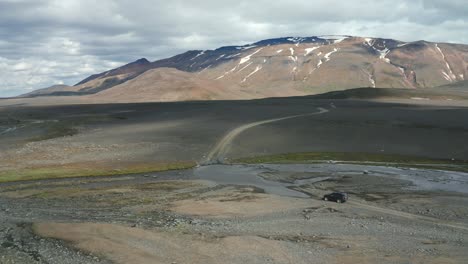 Road-Trip-Auf-Isländisch:-Flussüberquerung-Mit-Einem-Schwarzen-Jeep-In-Epischer-Umgebung