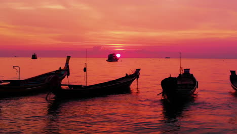 Luftaufnahme-Der-Insel-Koh-Tao,-Super-Sonnenuntergang-Am-Sairee-Beach-Mit-Vielen-Booten,-Die-Thailand-Schwimmen