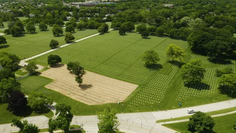 Vuelo-Aéreo-Sobre-El-Cementerio-Militar-En-Milwaukee,-Wisconsin-[4k