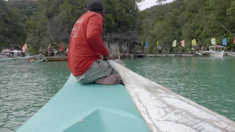 Mann-Im-Bug-Eines-Traditionellen-Philippinischen-Bootes,-Das-Sich-Zum-Ankern-Fertig-Macht