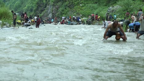 Fischtötungsfest-Im-Himalaya:-Maund-Mela