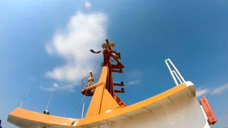Langeoog-Schiff-Und-Ein-Strahlend-Blauer-Himmel-Im-Hintergrund