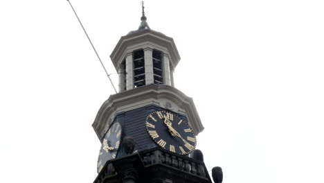 Goldene-Und-Schwarze-Uhr-An-Der-Außenseite-Der-Steinkirche-Niederlande-4k-Nahaufnahme