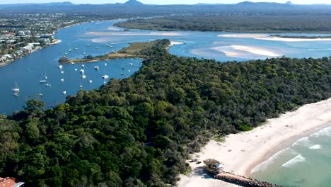 Wide-landscape-shot-of-Noosa-Beach,-Noosa-Heads,-Queensland,-Australia
