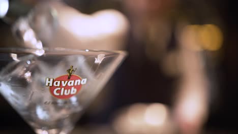 Nahaufnahme-Eines-Cocktailglases,-Barkeeper,-Der-Einen-Cocktail-Macht,-Der-Eiswürfel-Und-Alkohol-In-Havanna-Kuba-Gießt