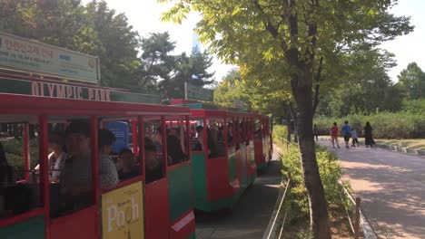 Straßenbahn-Und-Vierrädrige-Fahrräder-Im-Olympiapark,-Oryun-dong,-Songpa-gu,-Seoul,-Südkorea