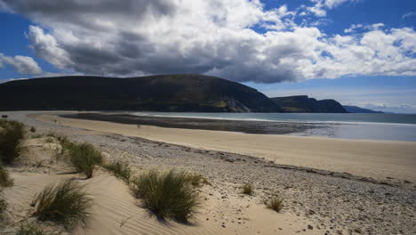 Time-Lapse-of-summer-sunny-day-sand-beach-on-Wild-Atlantic-Way-in-Ireland